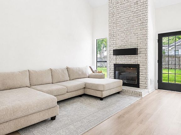4th image of 3515 Grove Oaks Dr