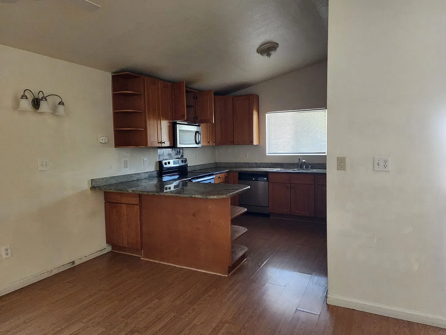 3 bed, 2.0 bath, 1211 sqft, $1,950 — Photo 3
