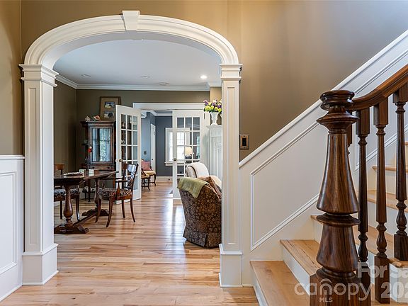 5th image of 40 Forest Rd