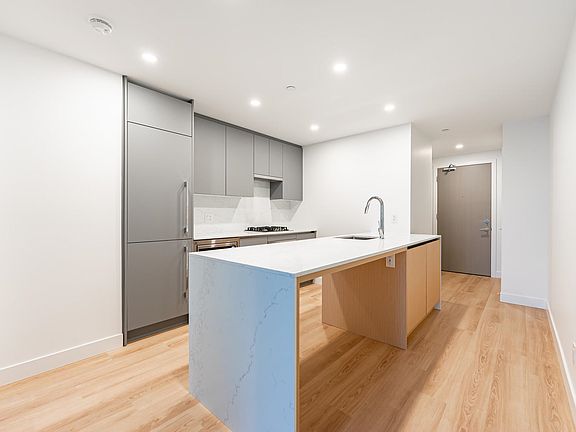 3rd image of 7977 Lansdowne Rd #902