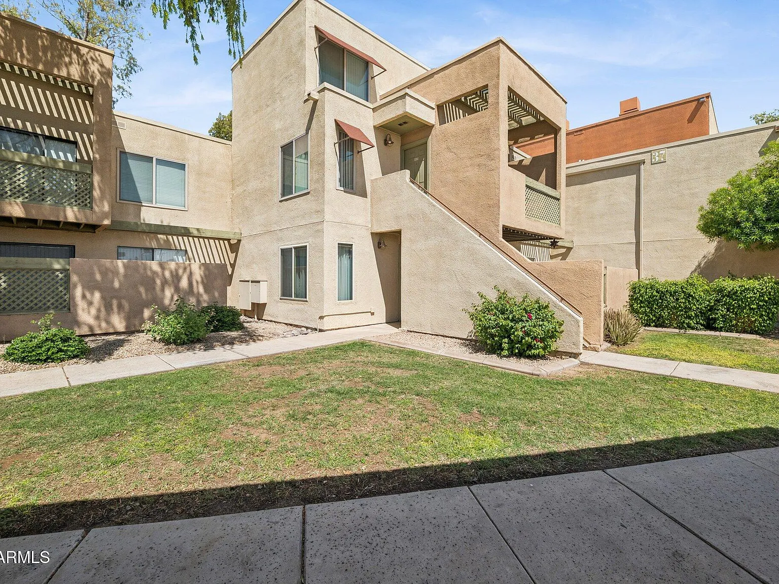 1 bed, 1.0 bath, 725 sqft, $1,600 — Photo 2