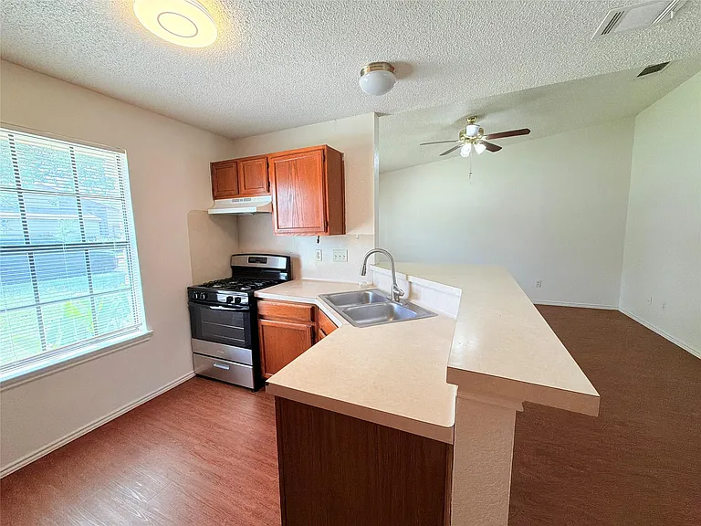 1215 Ridgemont St — Photo 8