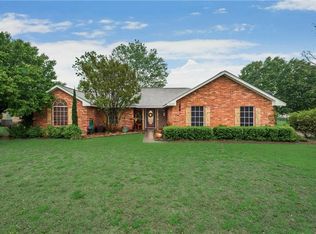 1030 Treehouse Ln, Red Oak, TX 75154