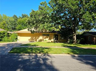 3929 Oakshire Rd, Des Moines, IA 50310