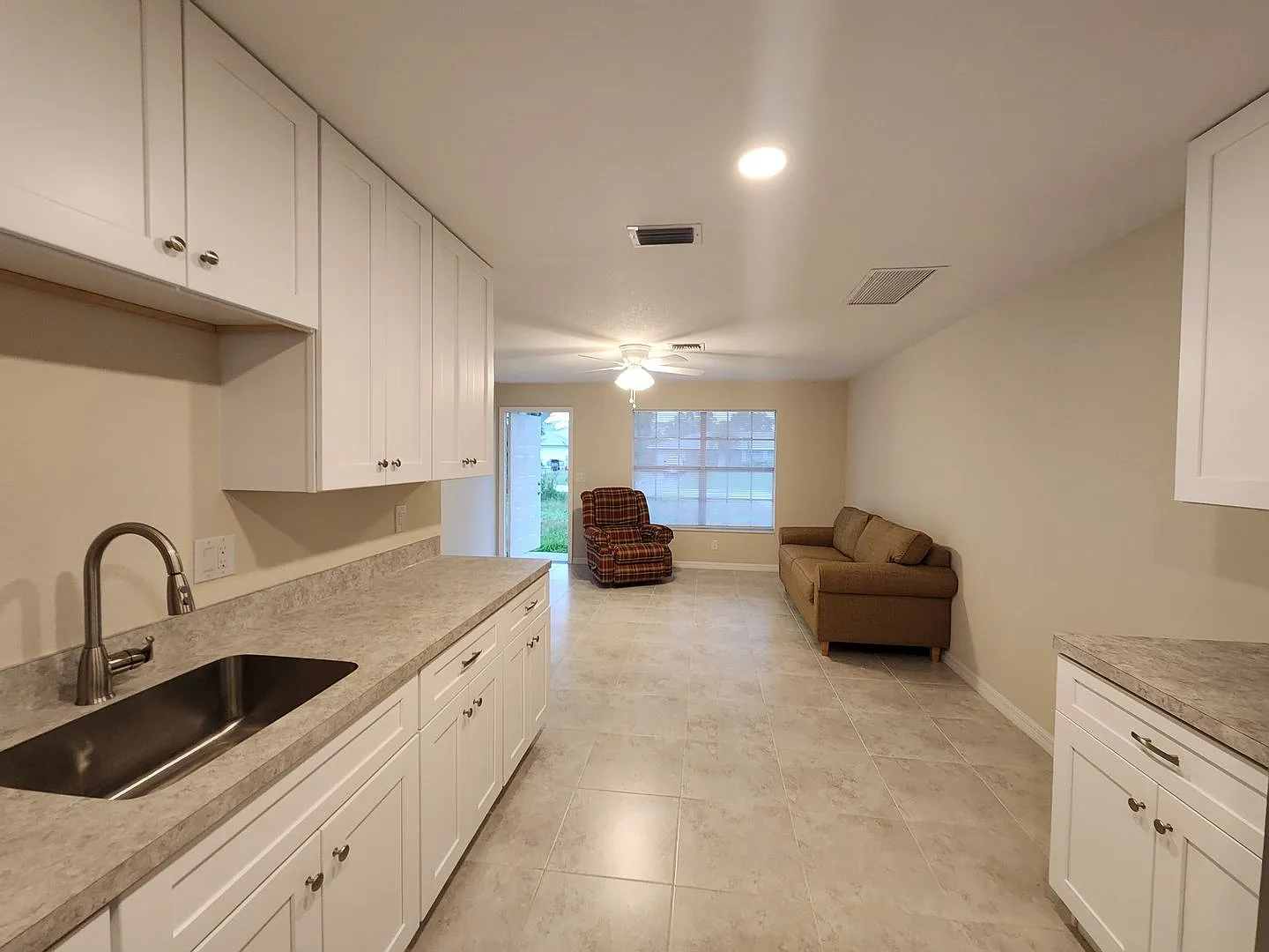 Cozy Duplex in the Beautiful Buckingham Area — Photo 3