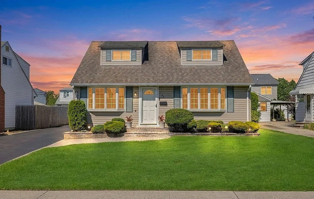 Crescent St, Hicksville — Photo 1