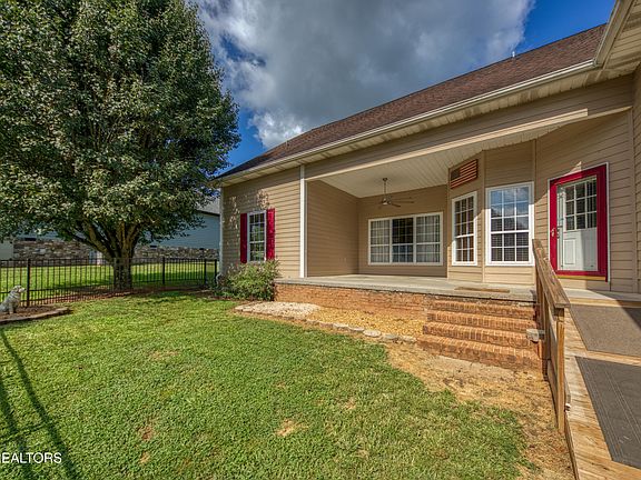 5th image of 1833 Edward Dr