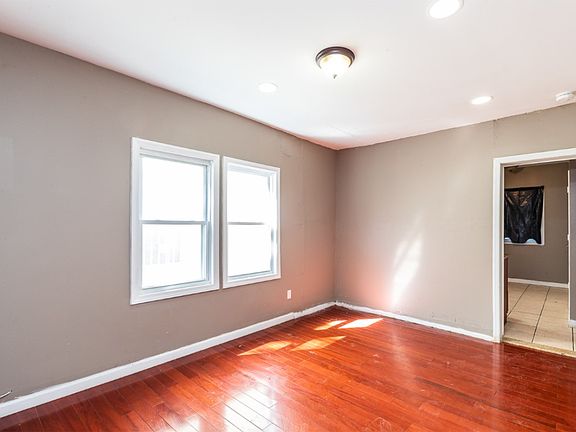 3rd image of 11418 139th St