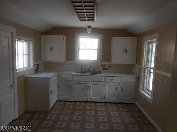 3rd image of 1734 Coit Ave NE