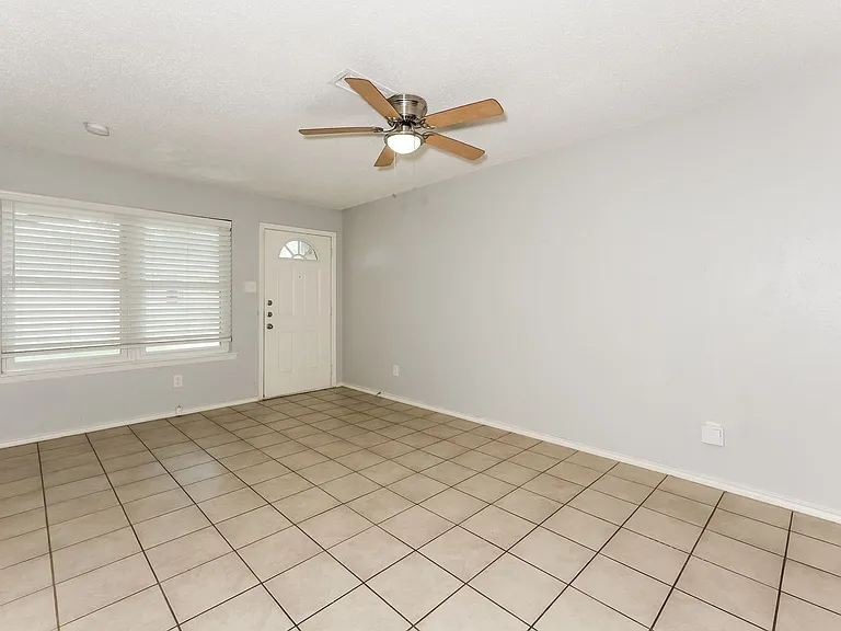 738 Lisa Ln — Photo 4