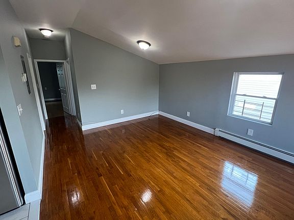 4th image of 186-22 Charles Ct #2