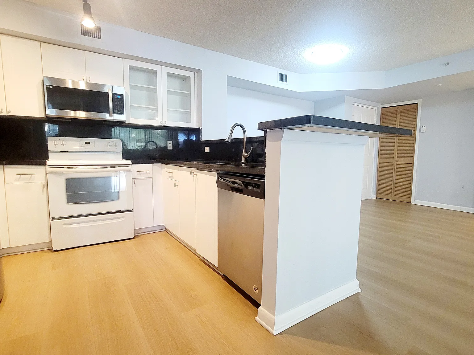 Beautiful 2 Bed / 2 Bath Condo in a Gated Community! — Photo 3