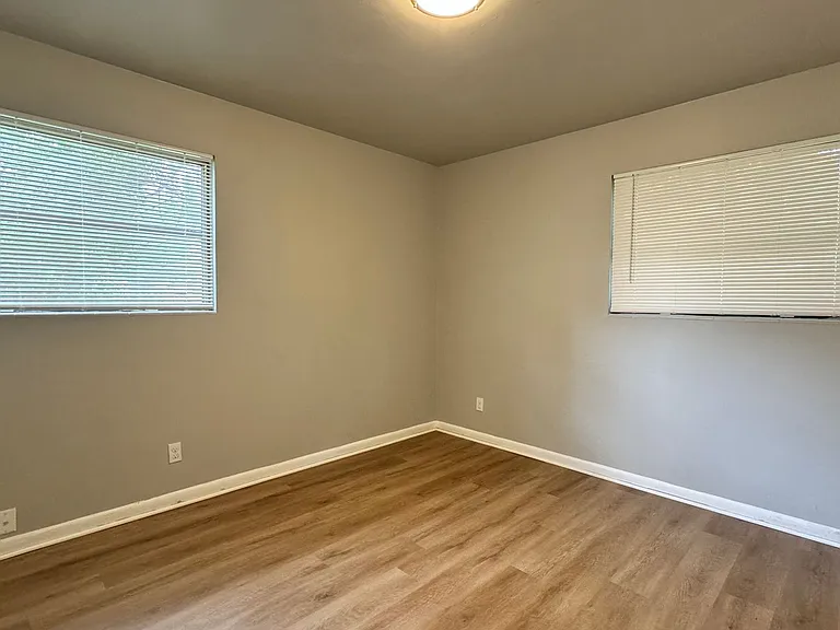 804 La Marche Dr — Photo 8