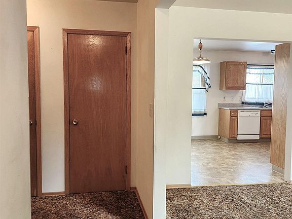 3rd image of 220 Cedar St