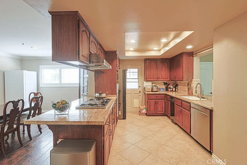 6 bed, 3518 sqft, $8,000 — Photo 3