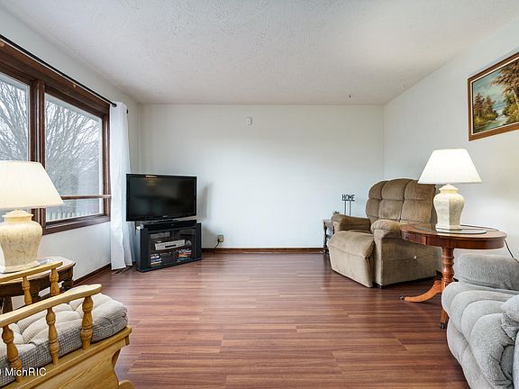 4th image of 34986 32nd St