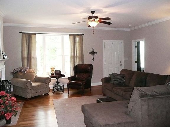 3rd image of 402 Trumpet Ct