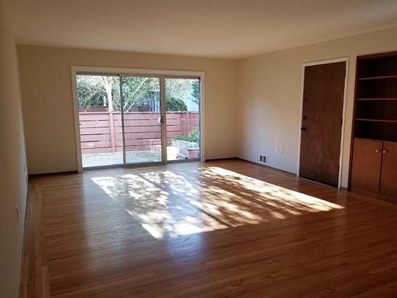 5th image of 294 Waverley St APT 2