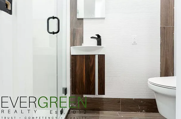 Rented by Greenrock Management | media 19