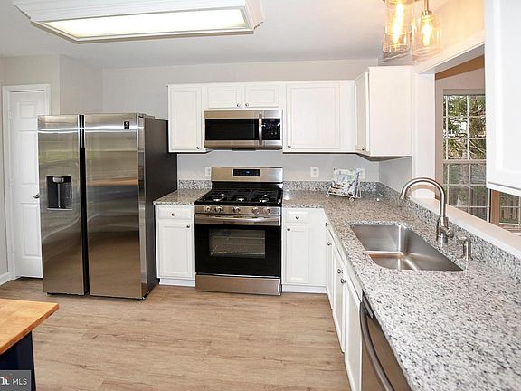 4th image of 314 Stallion Sq NE