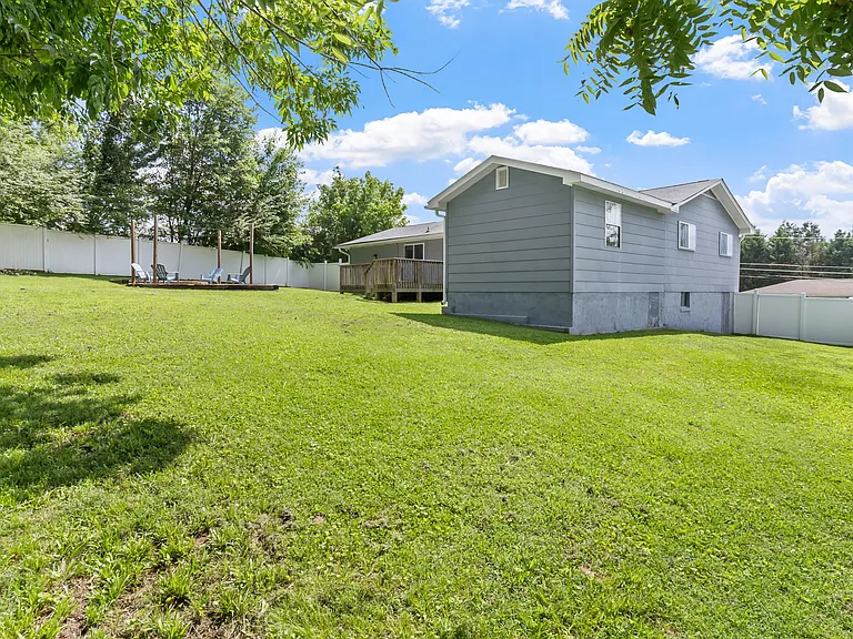 47 Moore Dr — Photo 33