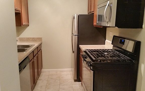2nd image of 1880 Somerset Dr