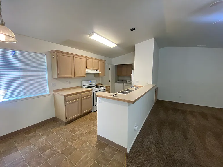 2124 NE Linnea Dr — Photo 6