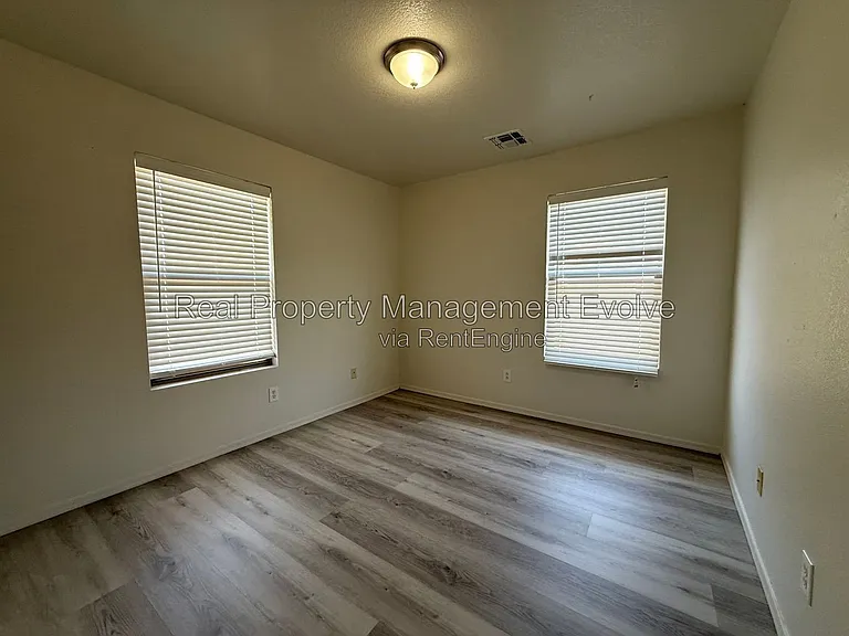 9503 N 82nd Ln — Photo 27