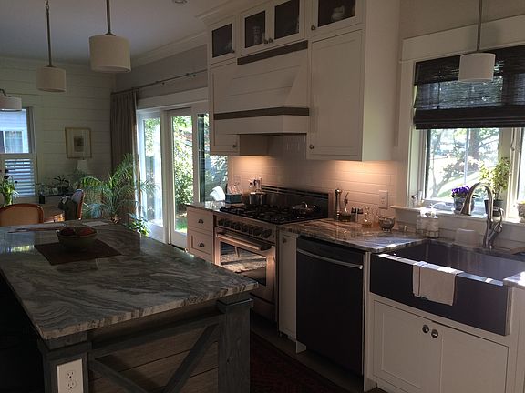 Kitchen w/granite counters