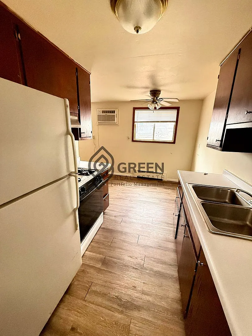 450 S Dearborn Ave — Photo 2