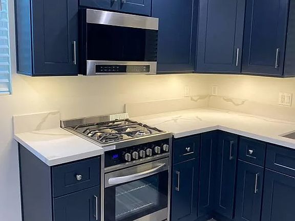 3rd image of 449 1/2 N Laurel Ave