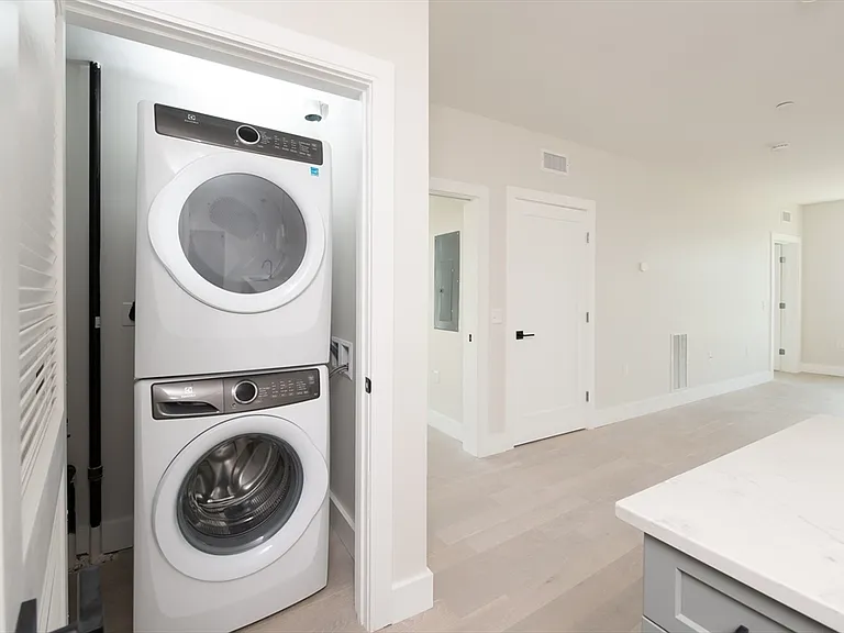 425 Border St #201 — Photo 20