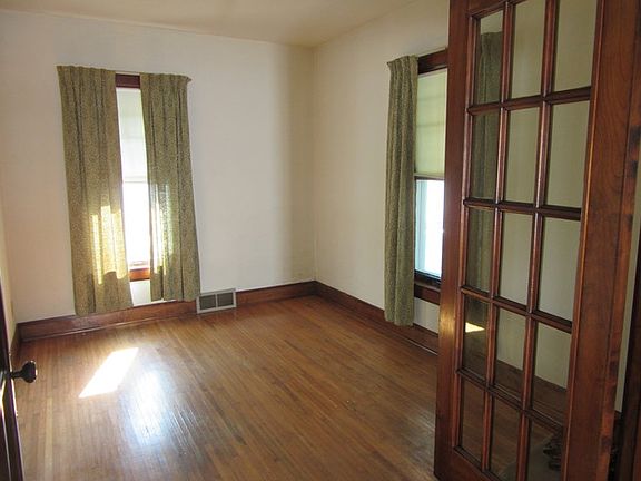5th image of 114 Logan Ave