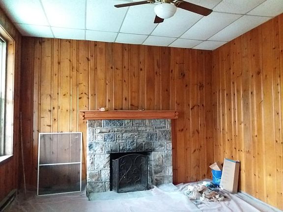 Livingroom W/ fireplace