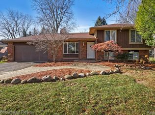 3561 Tara Dr, Highland, MI 48356