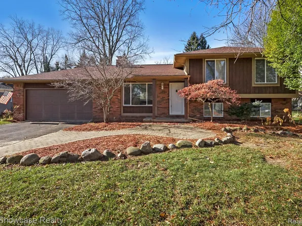 3561 Tara Dr, Highland, MI 48356