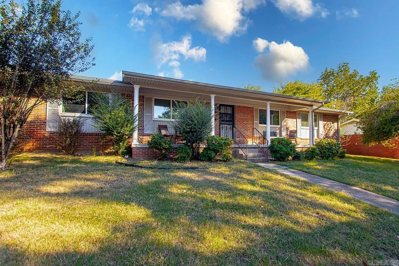 3 bed, 2.0 bath, 1572 sqft, $3,000 — Photo 3