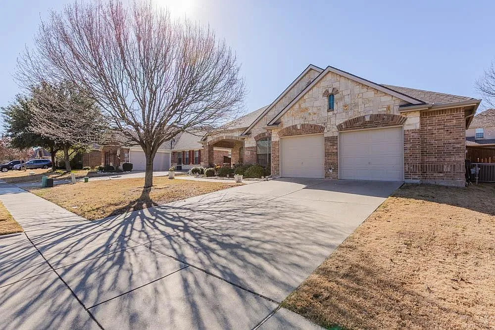 4 bed, 2291 sqft, $2,490 — Photo 1