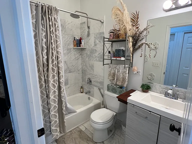 Upper Bathroom (Off Kitchen)