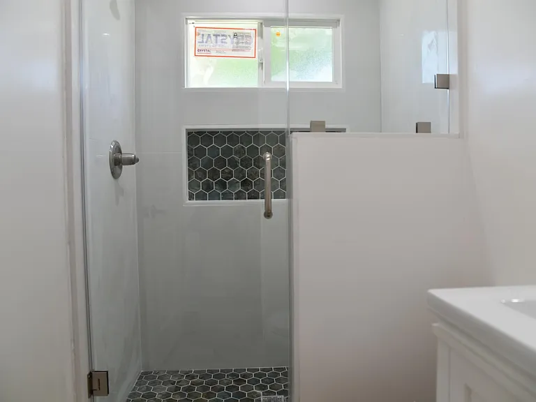 23942 Victory Blvd — Photo 7