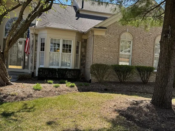 39715 Dun Rovin Dr, Northville, MI 48168