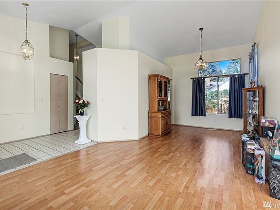 Vaulted ceilings in entry and living/dining room