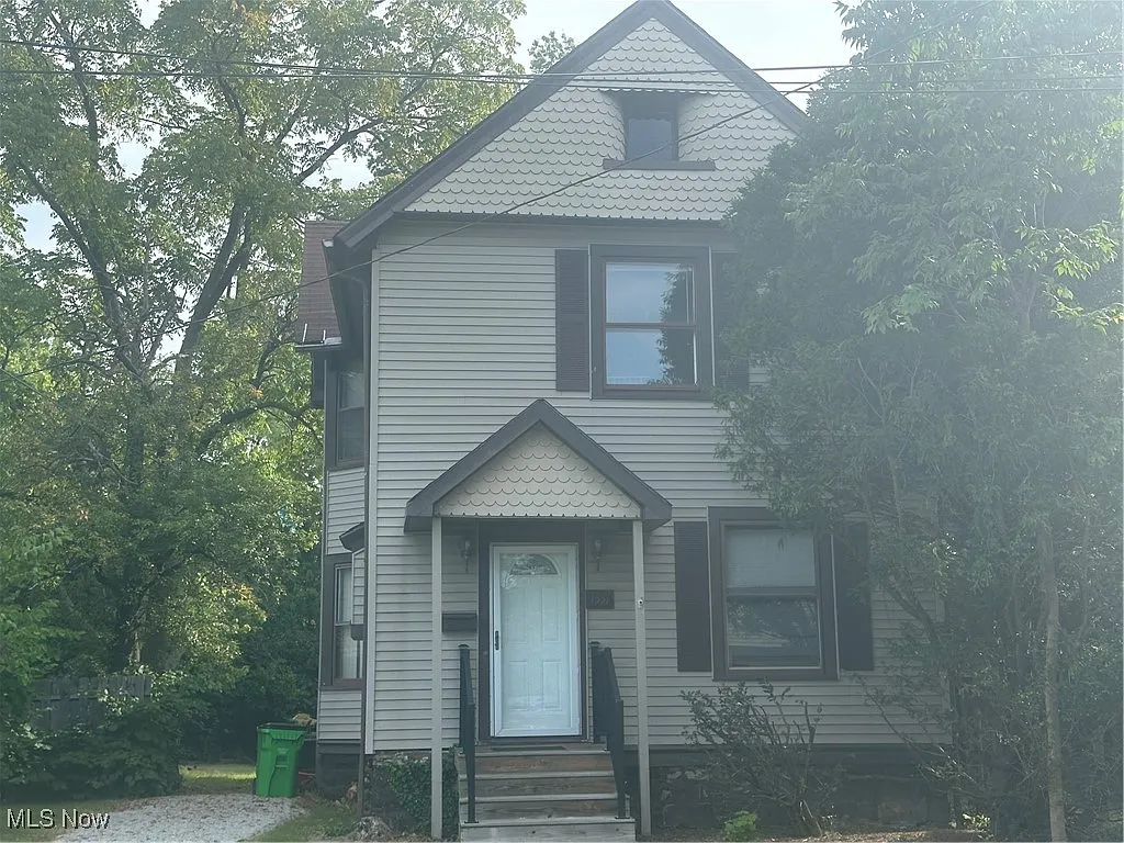 1551 E 212th St photo 1