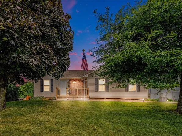 811 S Park Dr, Raymore, MO 64083