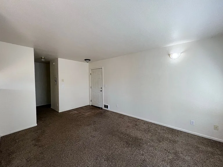 1622 W Broadway — Photo 7