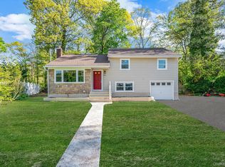 1076 Northgate Ct, Uniondale, NY 11553