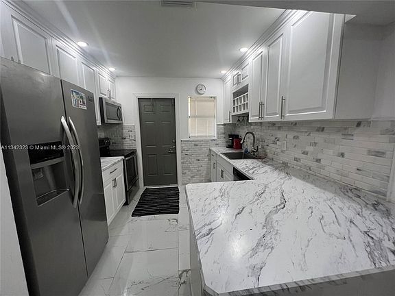 4th image of 15 SE 13th St #1