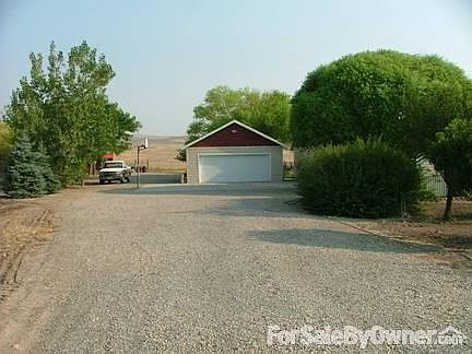 large garage
						:
						house located 200 ft from main road