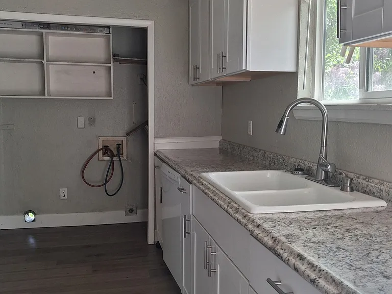 1011 E Sheridan Ave — Photo 4