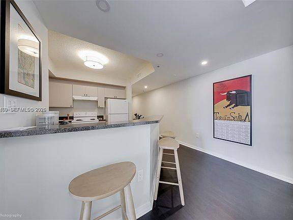 3rd image of 115 SW 11th St APT 505